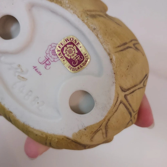 Jaffe Rose - Akita - Porcelain Sleeping Pig on Leaf Figurine - Picture 8 of 10